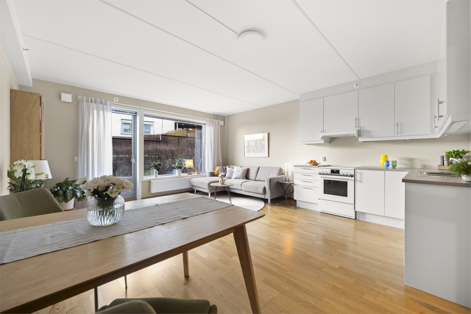 Stuen er av god størrelse og det er både plass til sofagruppe, tv-møblement og spisebord.