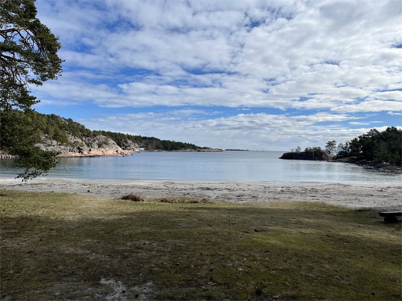 Et glimt av vakre Storesand badestrand som er et attraktivt sted å være. Kort vei fra boligen.