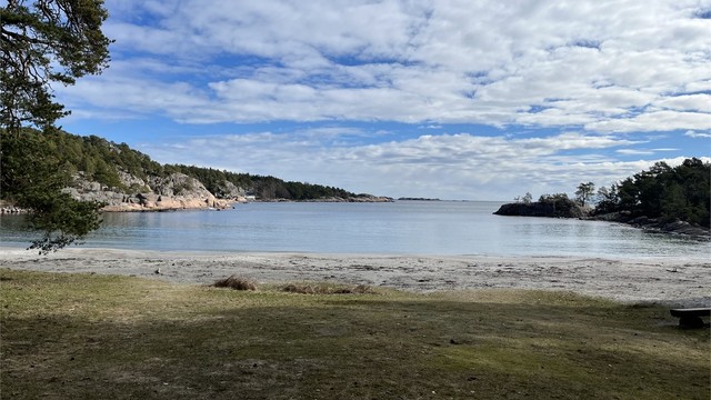 Et glimt av vakre Storesand badestrand som er et attraktivt sted å være. Kort vei fra boligen.