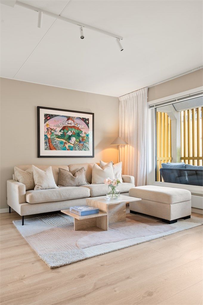 Takhøyden i stuen er målt til 2,39 meter, som bidrar til den gode romfølelsen.