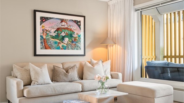 Takhøyden i stuen er målt til 2,39 meter, som bidrar til den gode romfølelsen.