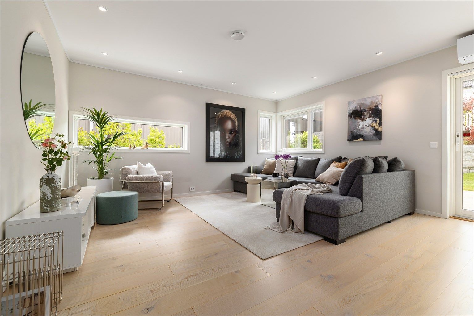 Luftig stue med mer enn nok plass til en romslig sofagruppe og tv-seksjon