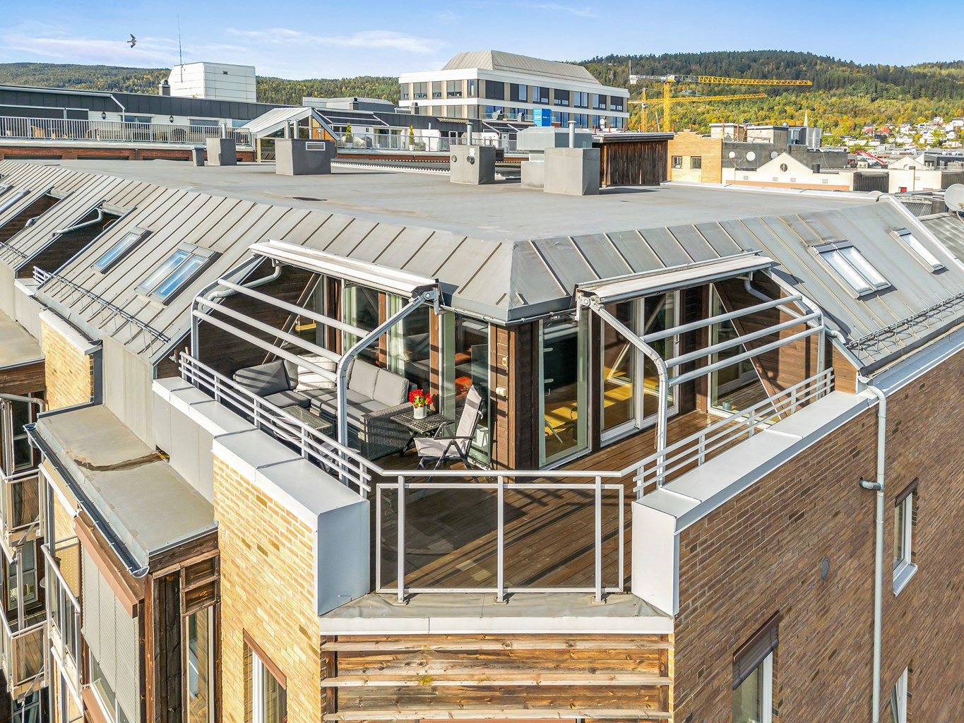 Velkommen til en stor toppetasjebolig i Blichs gate 4 - svært sentralt på Strømsø. 