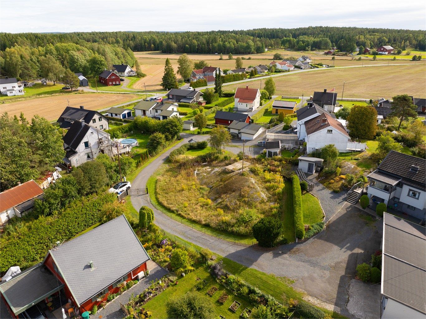 Tomten er en del av et ellers etablert villastrøk like ved kommunegrensen mellom Våler og Moss. Nabolaget er uten gjennomgangstrafikk og utpreget familievennlig med praktisk nærhet til både barnehage og barneskole.