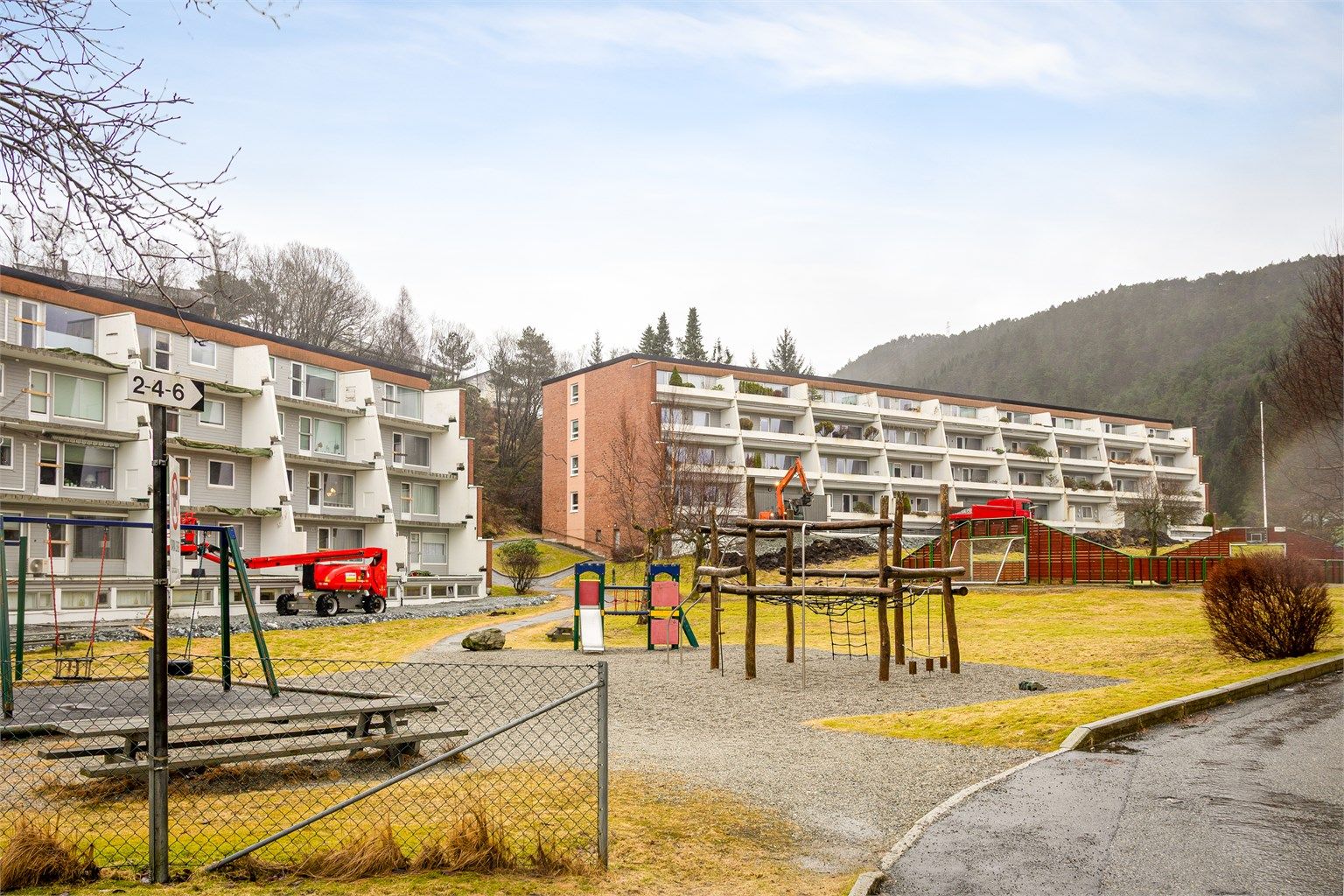 Supersentral beliggenhet på Flaktveit i Åsane med kort vei til alt man trenger i hverdagen. 4-bussen har også hyppige avganger like ved. 