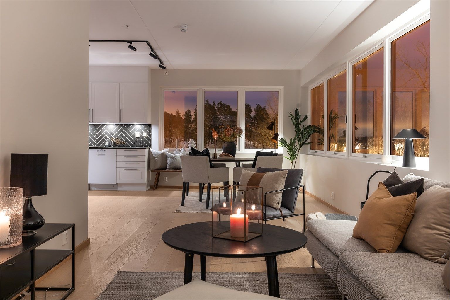 Åpen løsning mellom stue, spisestue og kjøkken.