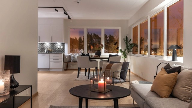 Åpen løsning mellom stue, spisestue og kjøkken.