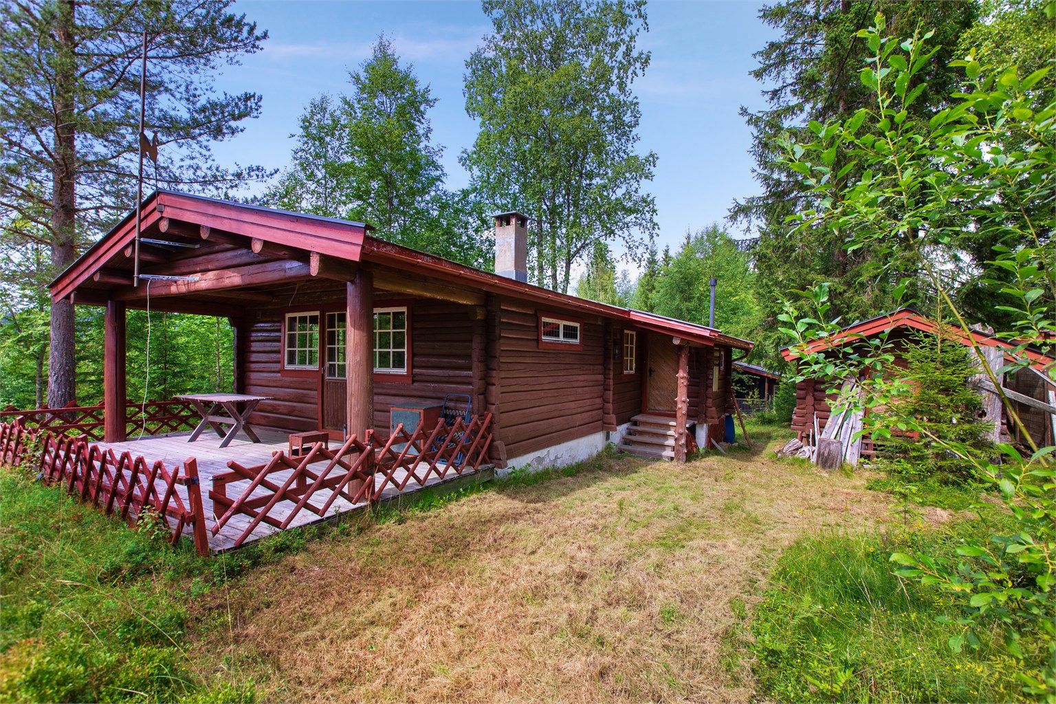 Fasade mot inngangsparti og uthus