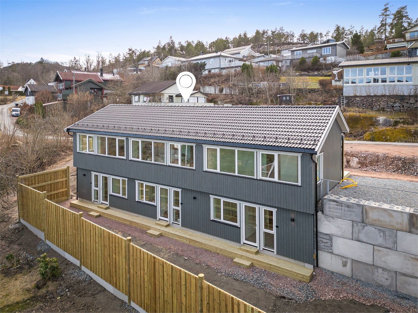 Kort vei til barneskole, barnehage og flotte turområder fra eiendommen.