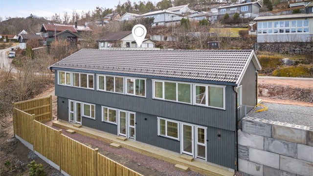 Kort vei til barneskole, barnehage og flotte turområder fra eiendommen.
