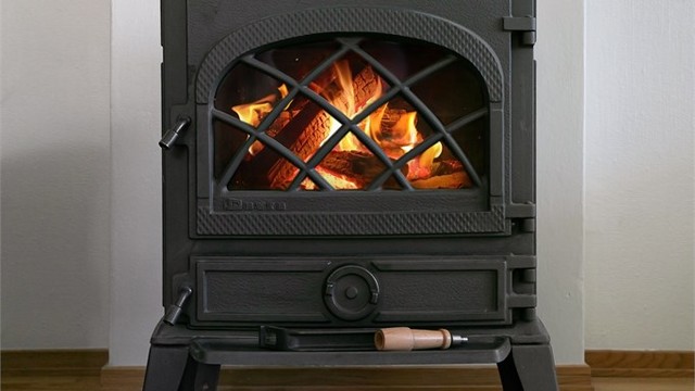 I TV-stuen har du en peis som gir både varme og hygge