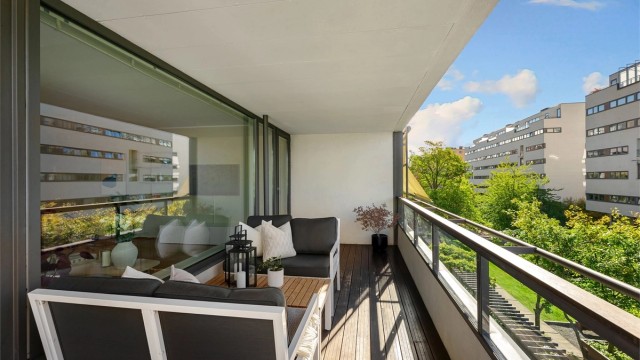 Balkongdekket har terrassebord og god plass til både sittegruppe og beplantning.