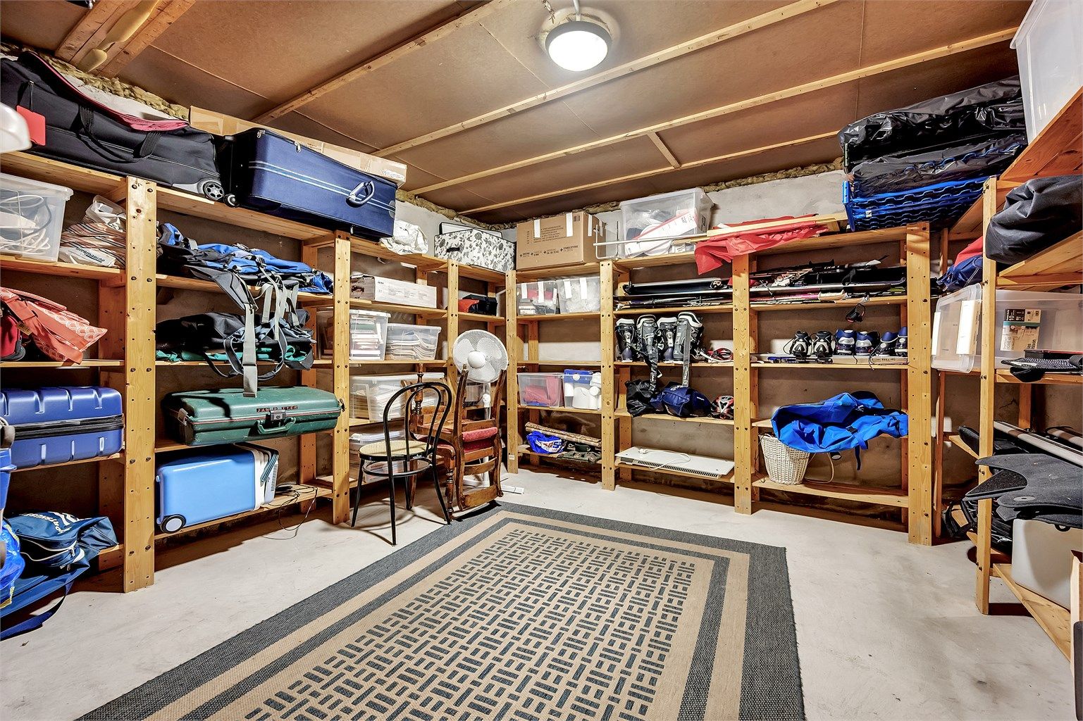 Godt med bodplass i kjeller.