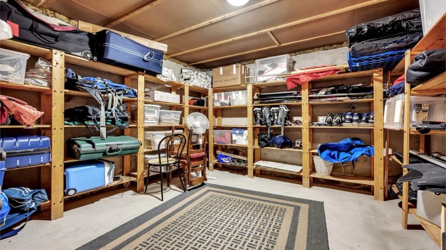 Godt med bodplass i kjeller.