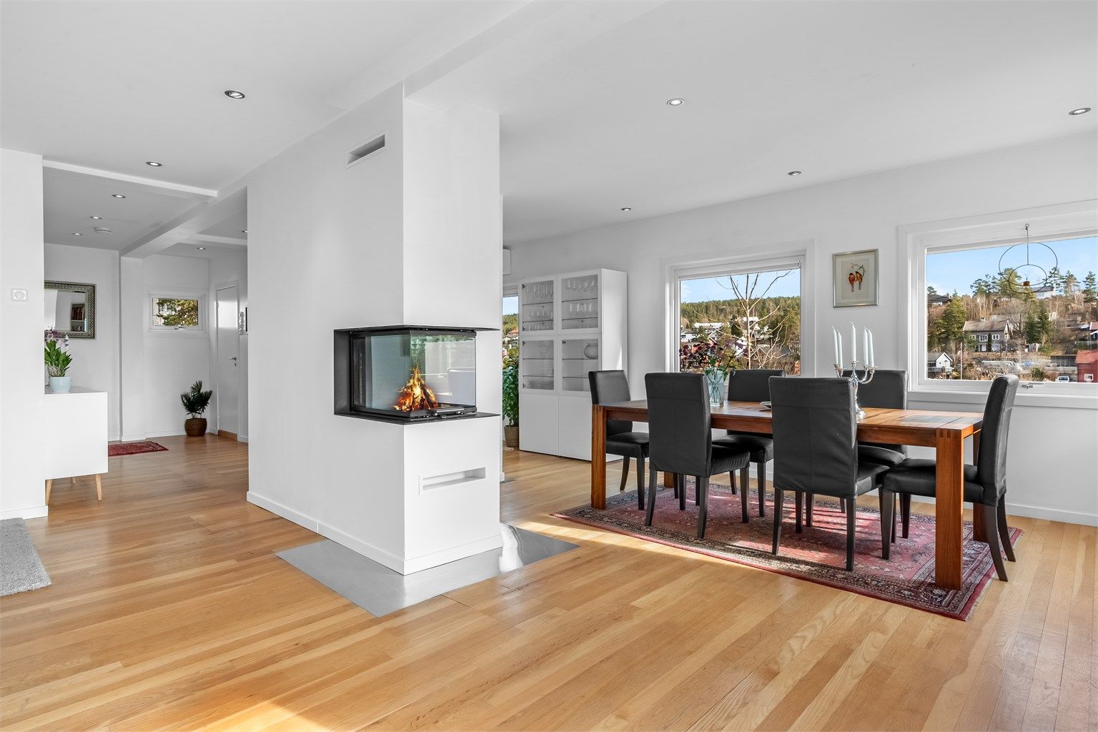 Stue med flott peis, innsyn fra tre sider