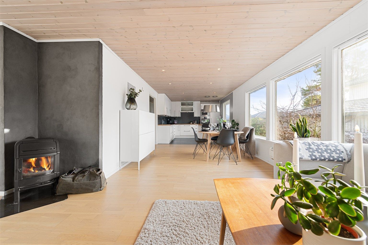 Det er åpen løsning mellom stue og kjøkken og god plass til flere soner og sitteplasser