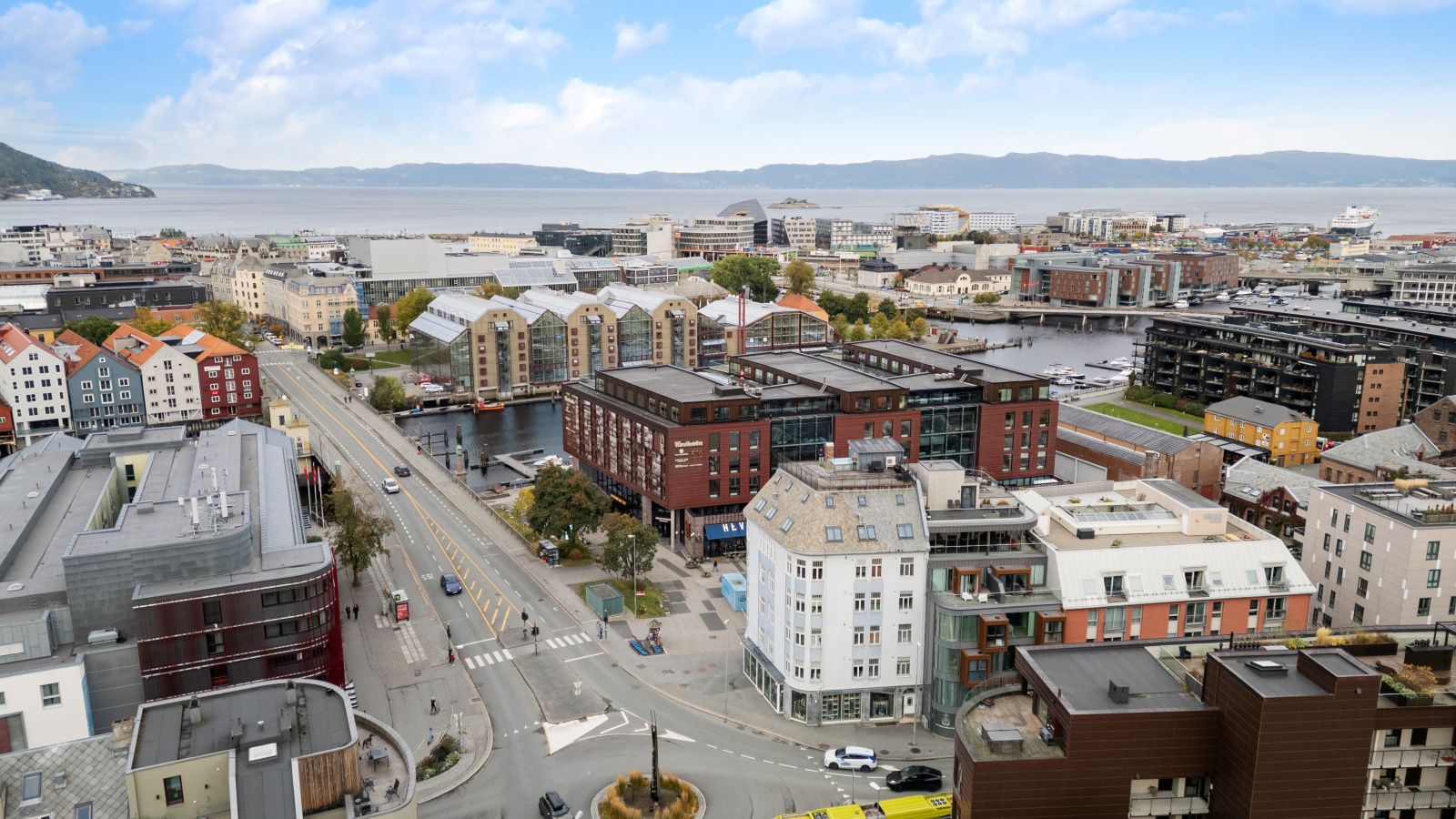 Fra leiligheten når du alle flere av Trondheims anerkjente studiesteder innen et kvarter på sykkel, takket være gode gang- og sykkelveier gjennom området. Nærmeste dagligvarebutikk er Bunnpris Bakklandet, kun ca. et minutts gange fra boligen.