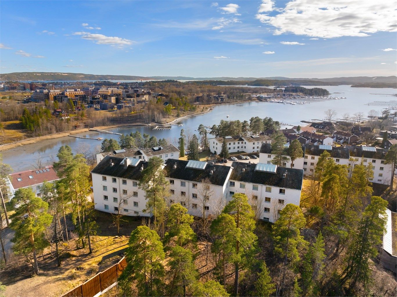 En attraktiv beliggenhet med nærhet til både sjøen og byen.