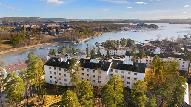 En attraktiv beliggenhet med nærhet til både sjøen og byen.