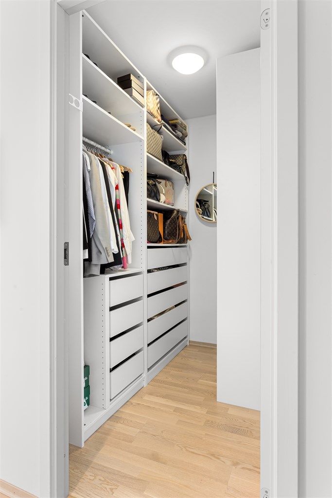 Bod innredet som walkin garderobe