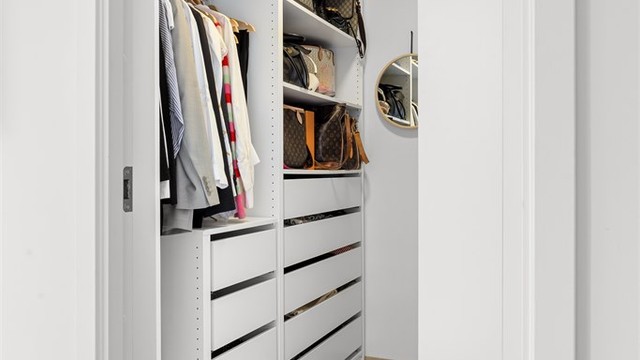 Bod innredet som walkin garderobe