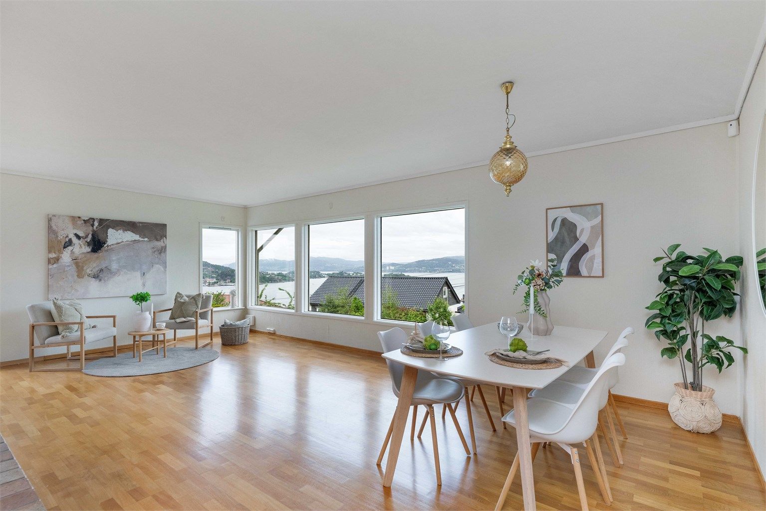 God plass til stort spisebord