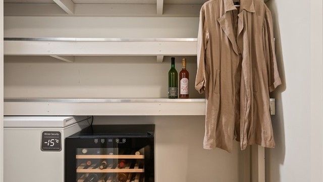 God plass til alt man måtte ønske å "gjemme unna" i bod på ca. 3 kvm. med plassbygde hyller for oppbevaring og stikkontakter til f.eks. fryser eller vinskap