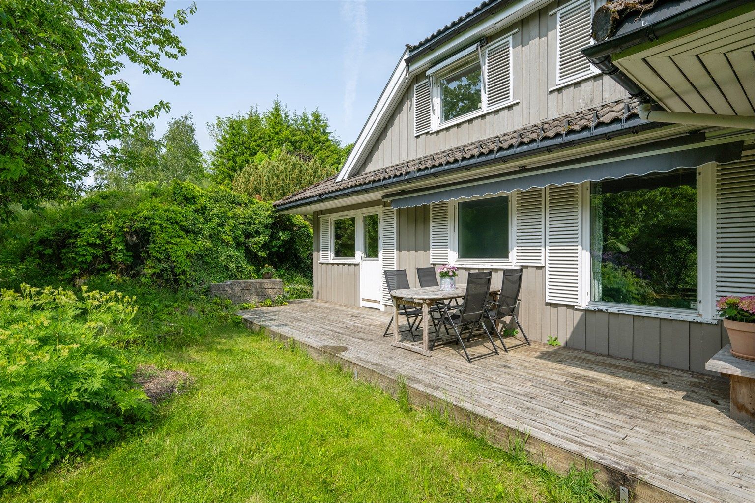 Boligen ligger på Engø og her er det kort vei til sjøen, bademuligheter og den vakre skjærgården vår