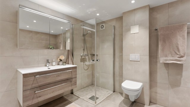 I underetasjen er det et stilrent og lekkert baderom fra 2018 med gulvvarme og downlights