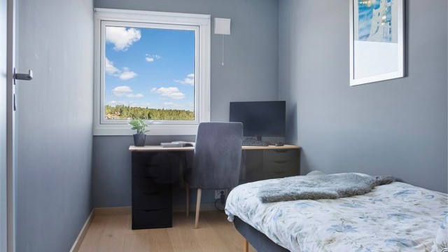 Det andre soverommet passer utmerket som barnerom, gjesterom eller kontor.