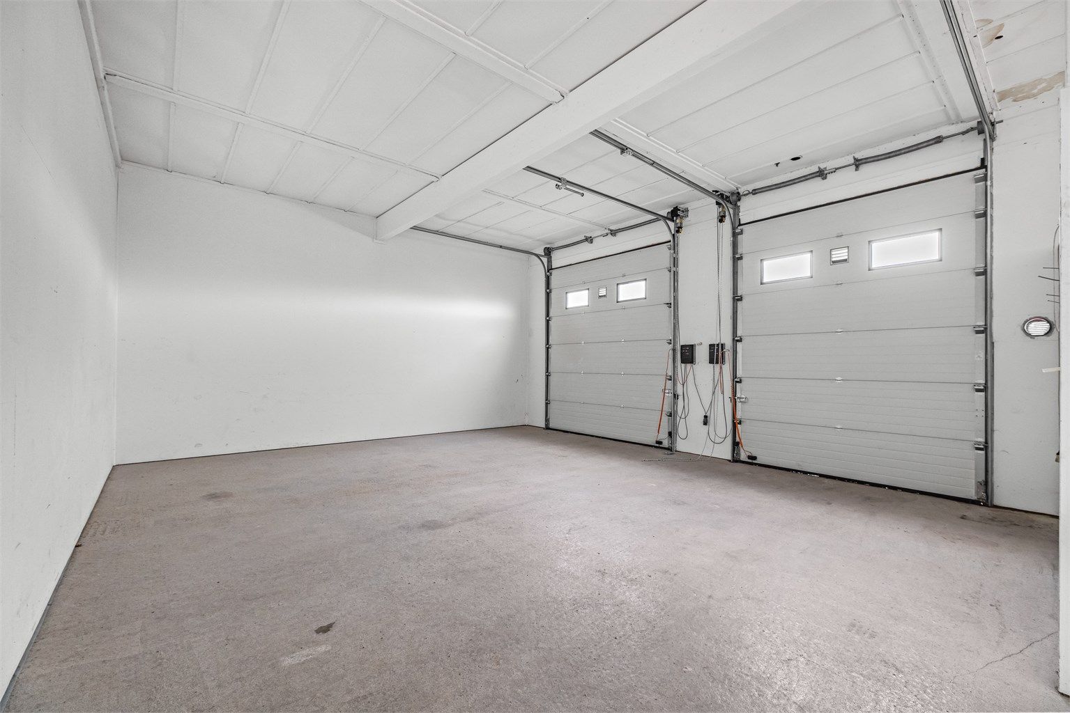 Næringseiendom med store innkjøringsporter og god lagringsplass.