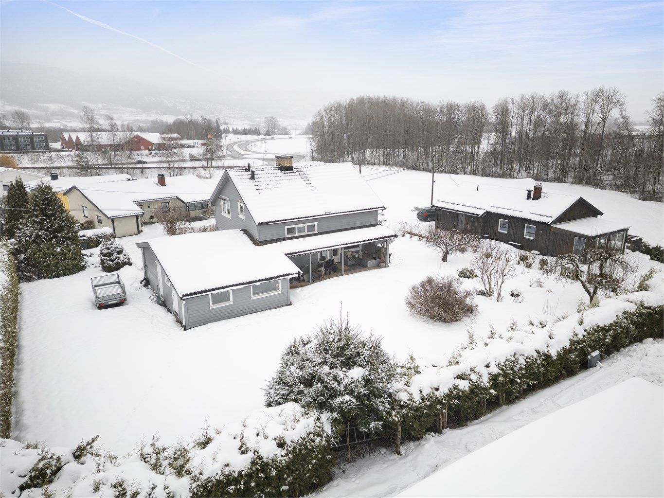 Dagligvarebutikken Coop Extra, baker, blomsterbutikk og bensinstasjon på Heggtoppen.