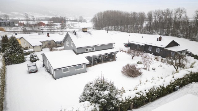 Dagligvarebutikken Coop Extra, baker, blomsterbutikk og bensinstasjon på Heggtoppen.
