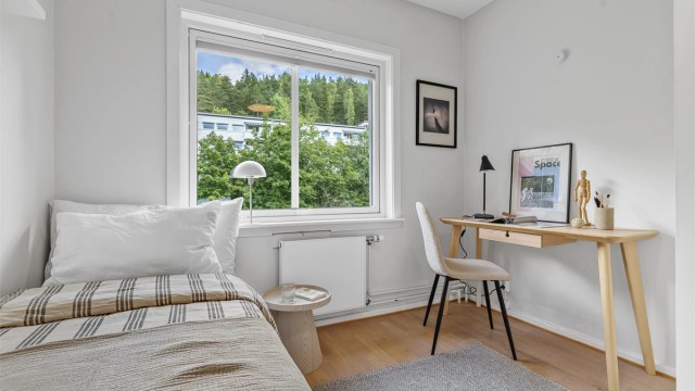 Dette soverommet vender ut mot baksiden av blokken og har også rolige omgivelser