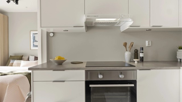 Lekker Norema kjøkkeninnredning med glatte fronter og benkeplate i laminat
