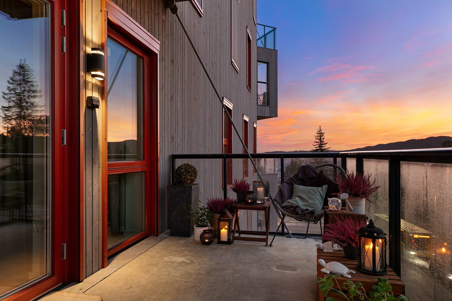 Velkommen til Stasjonsveien 63, en stilig og romslig  3 roms leilighet i  4 etg. Solrik balkong  med hyggelig utsikt og fin størrelse. Leil. har heis og p-plass med el-bil lader