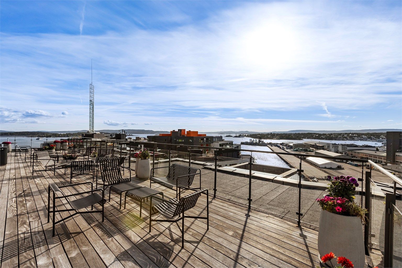 Meget stor felles takterrasse med fantastisk panoramautsikt og supre solforhold.