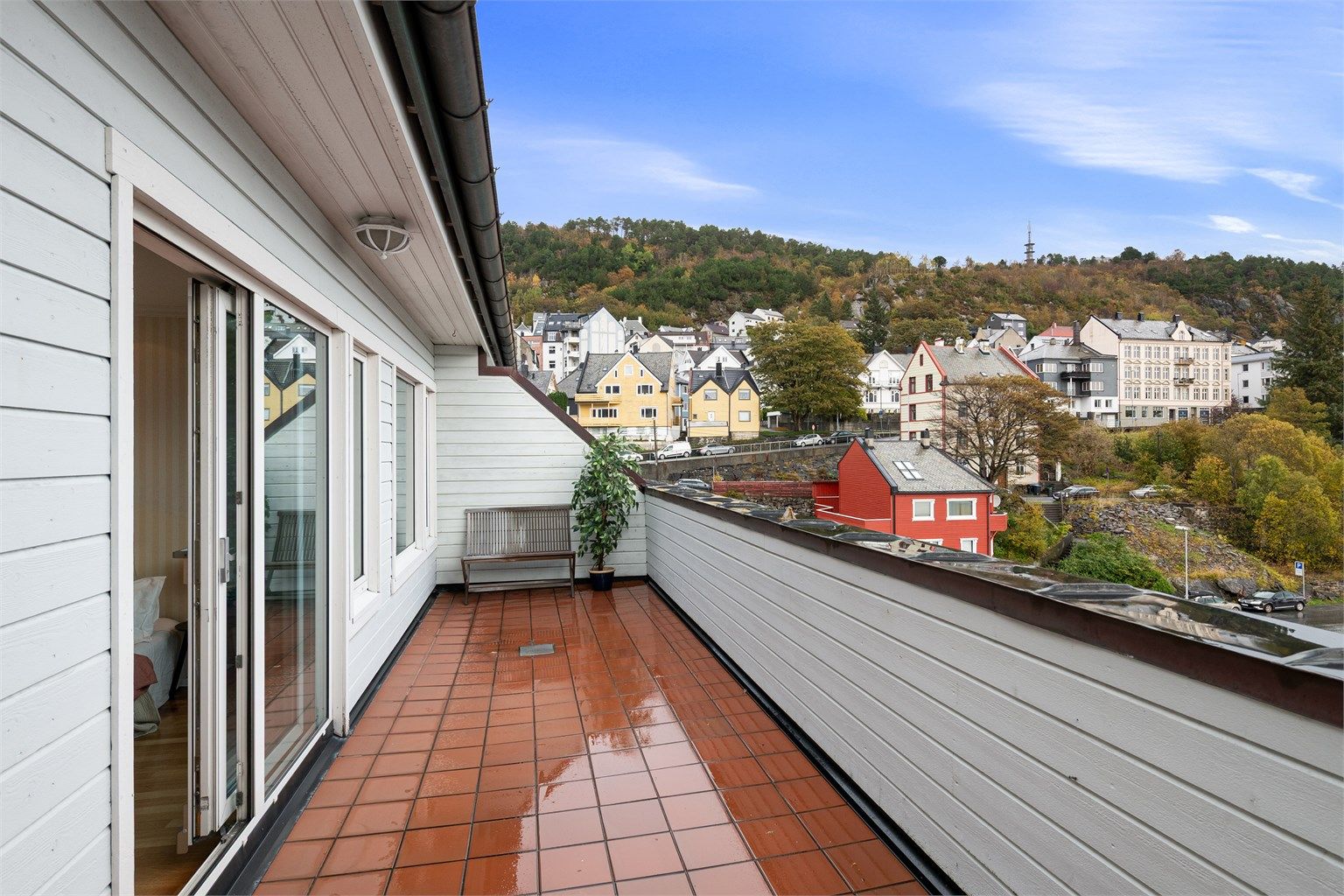 Den østvendte balkongen har flislagt dekke og utgang fra både stue og hovedsoverom.