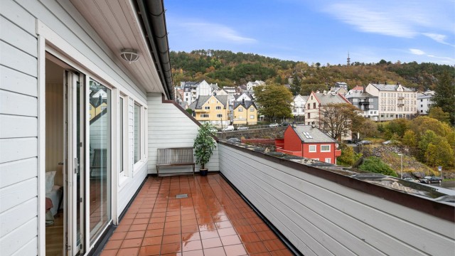 Den østvendte balkongen har flislagt dekke og utgang fra både stue og hovedsoverom.