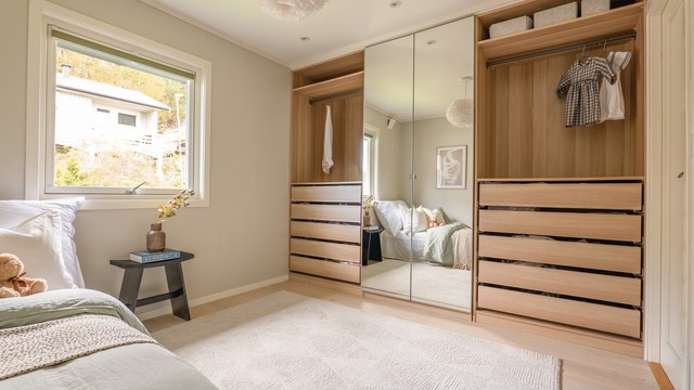 Åpen garderobe i serien Pax fra IKEA - fleksibel og enkel å tilpasse egne preferanser.