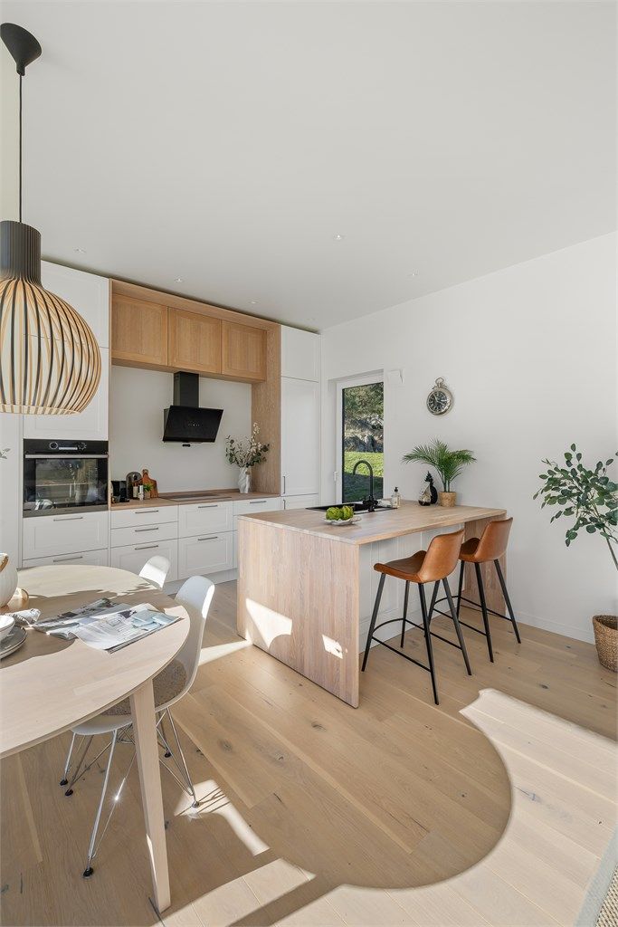 Innredningen har hvitmalte fronter med detaljer i eikefinér og overskap til himlingen.