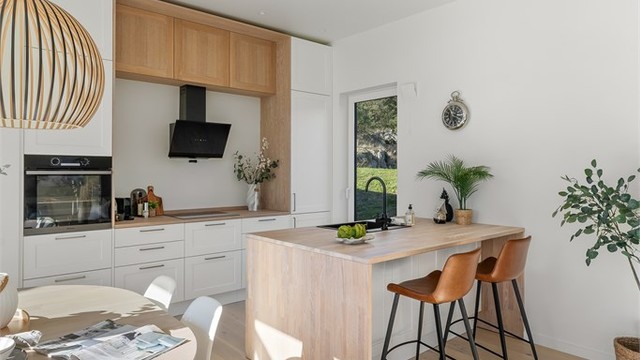 Innredningen har hvitmalte fronter med detaljer i eikefinér og overskap til himlingen.