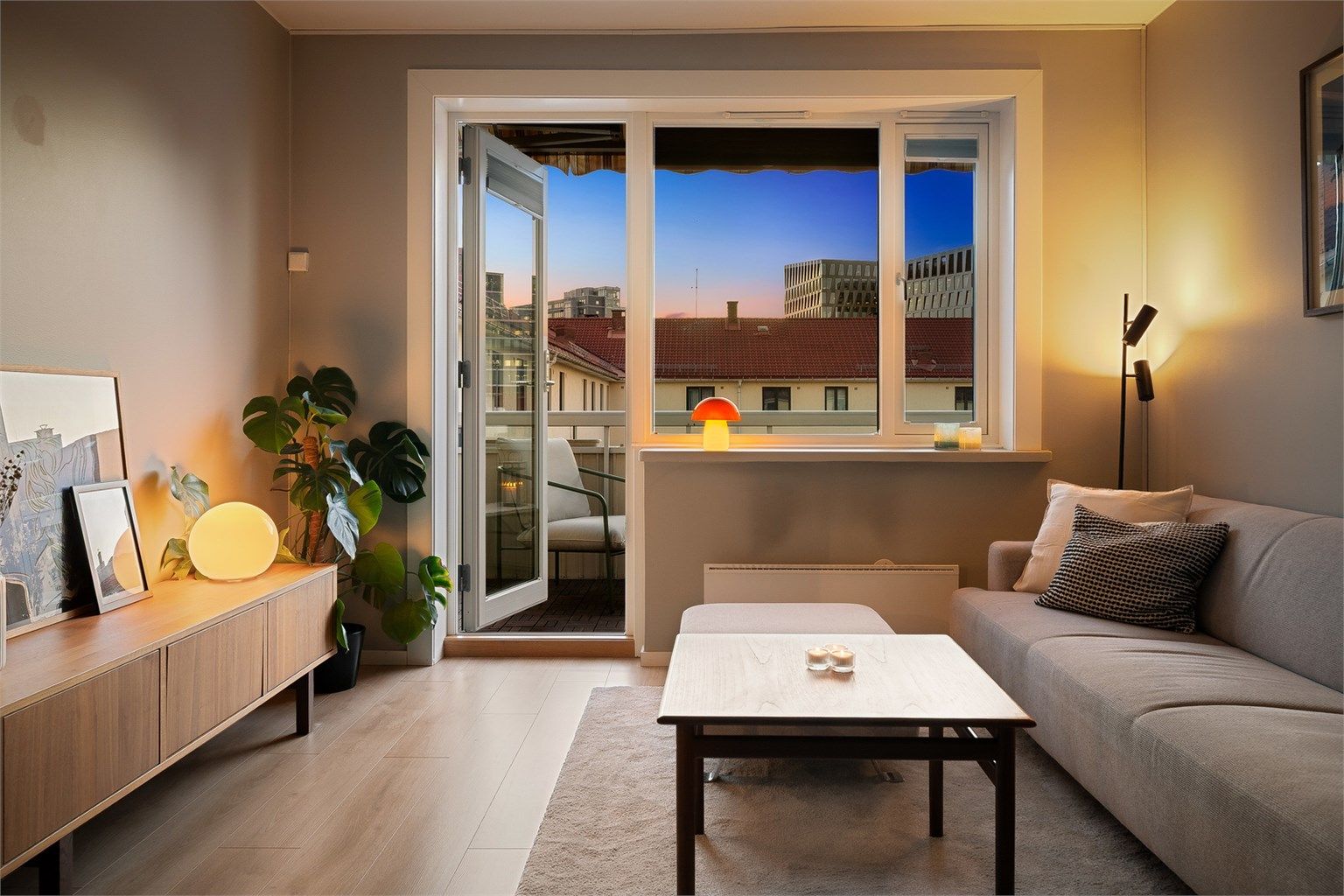 Leiligheten har en fin beliggenhet i byggets øverste etasje, med en gjennomgående planløsning og gode lysforhold!