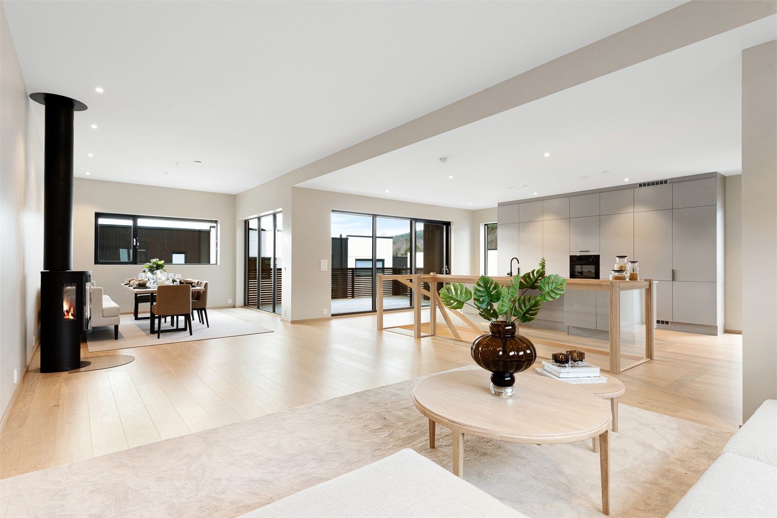 I andre etasje finner du en åpen og sosial sone med stue og kjøkken på hele 55 m².