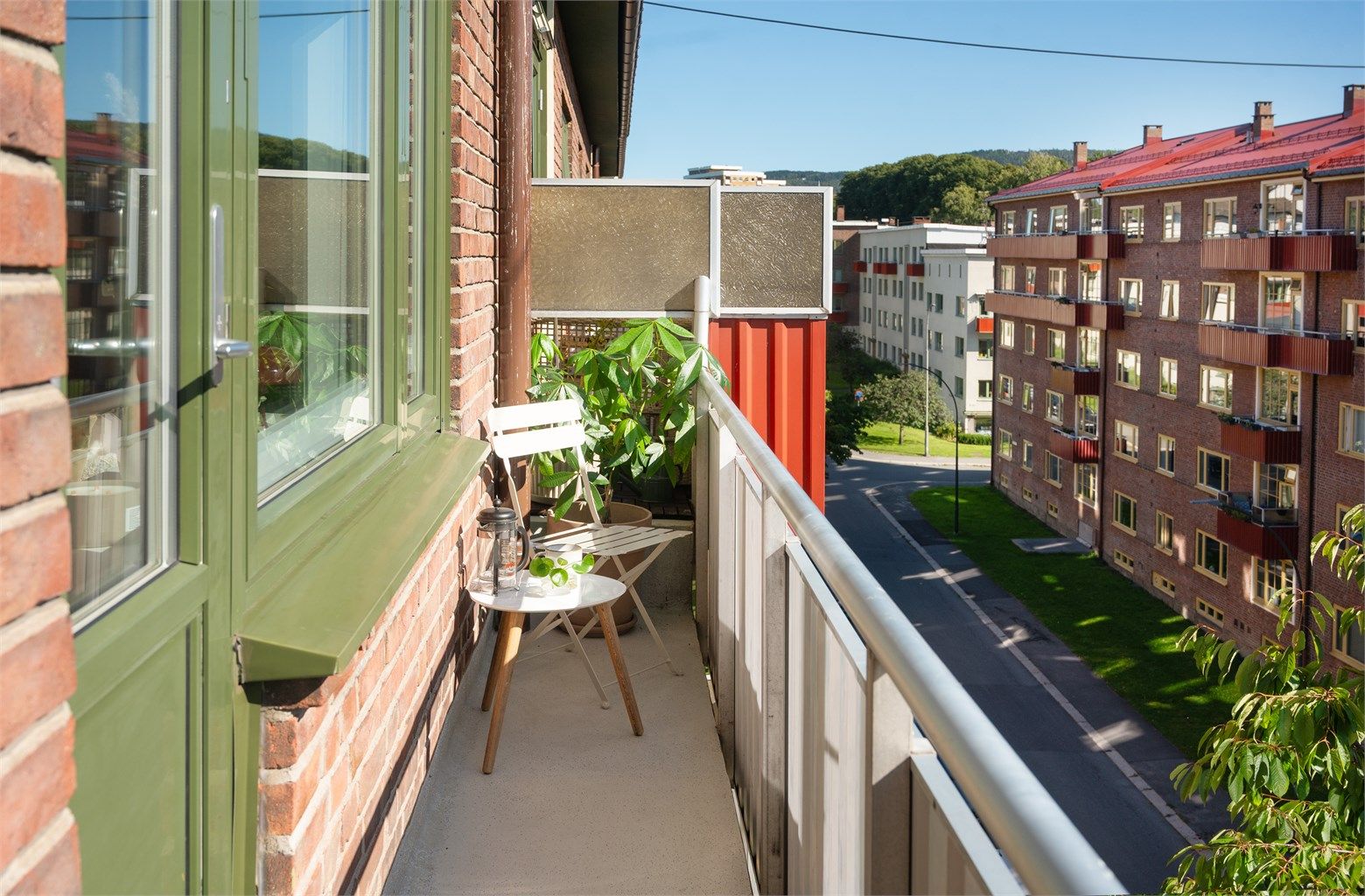 Brannbalkongen er stylet til foto. Styret opplyser om at det er forbudt å innrede brannbalkongen og at disse til enhver tid må ha fri tilgang. 