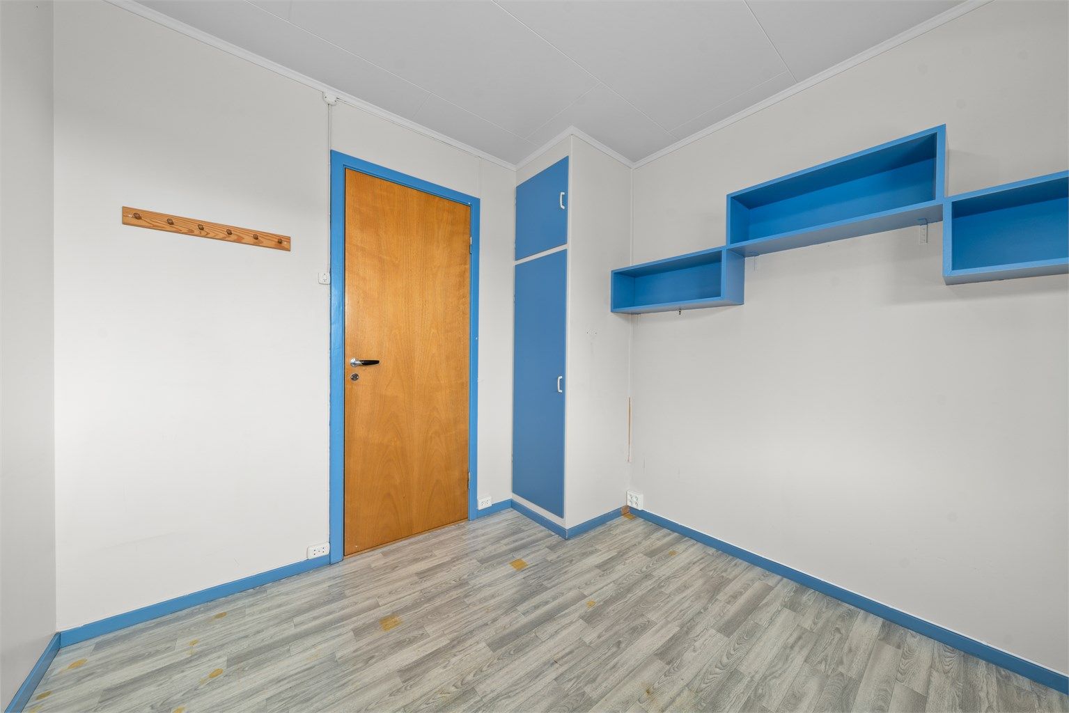 Dette soverommet har plass til seng og garderobeløsning.