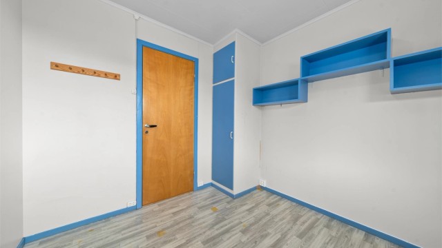 Dette soverommet har plass til seng og garderobeløsning.