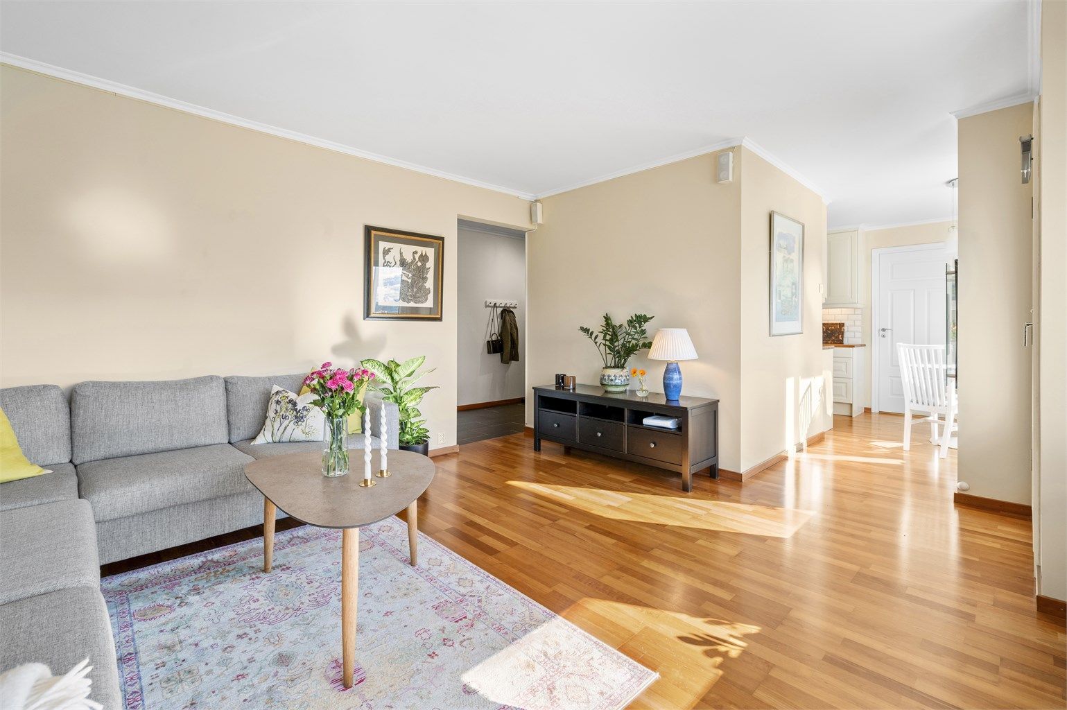 Åpen og hyggelig stue med store vindusflater som slipper inn rikelig med lys. 