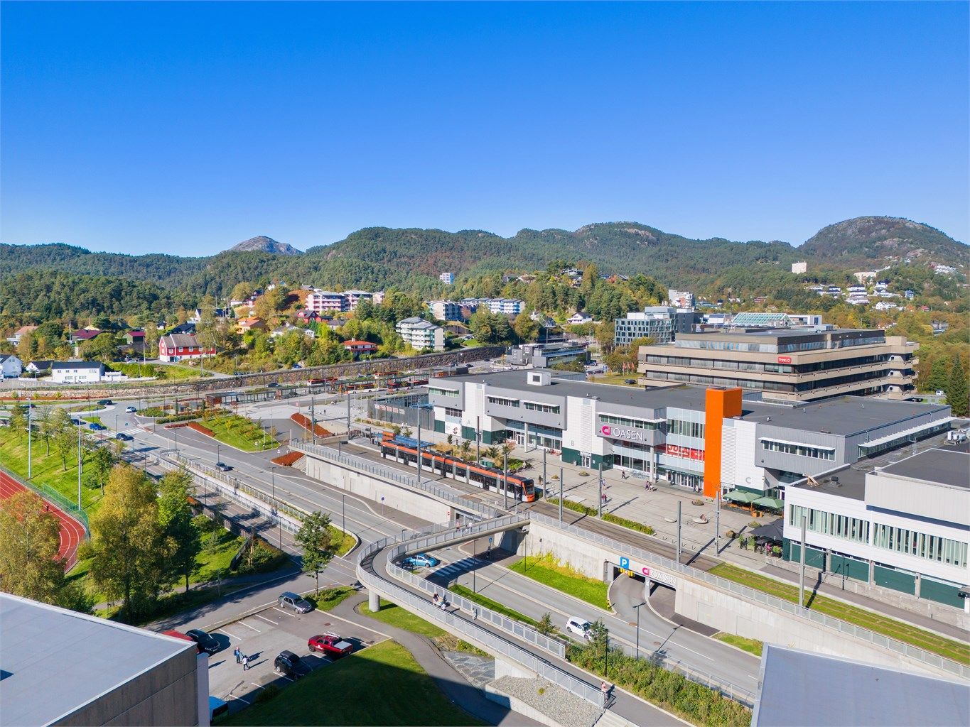 Noen få minutters gange unna ligger Oasen senter og Fyllingsdalen terminal med buss og bybane til sentrum