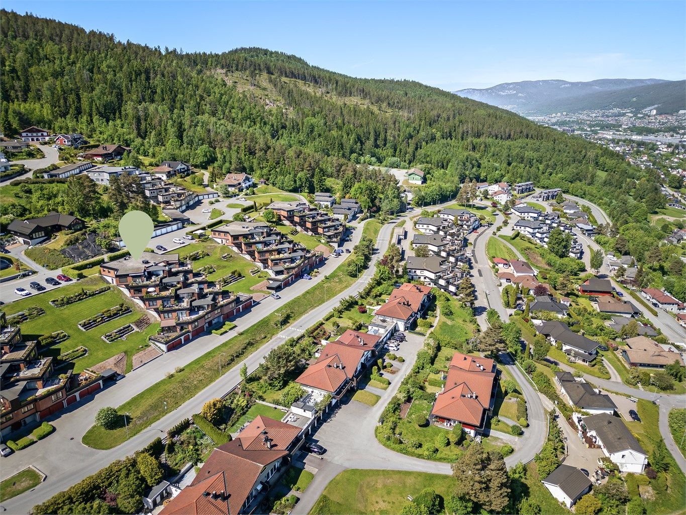 Gangavstand til Blektjern med bademuligheter og DNT Blektjernstua, videre turvei til flotte Haukåstoppen. 